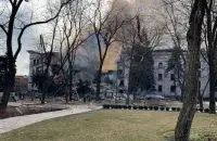 Драматический театр после попадания в него бомбы / Фото из соцсетей​