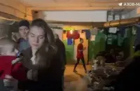 Мирные жители в подземельях "Азовстали" / скриншот из видео