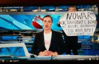 Девушка с антивоенным плакатом / кадр из видео
