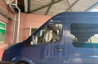 Именно в таких "бусиках" обычно приезжают силовики на обыски и задержания / Еврорадио
