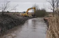 В Ровенской области строят новые противотанковые рвы / кадр из видео
