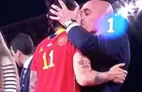 Скандальный поцелуй / кадр из видео