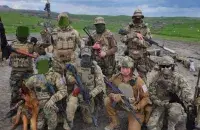 Валерий Сахащик (второй справа в первом ряду) с бойцами роты / t.me/beldesant/