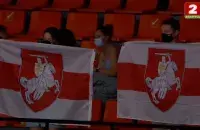 Бело-красно-белые флаги с "Погоней" в прямом эфире "Беларусь 2" / @tribuna_by