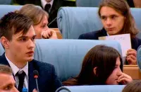Студент с плакатом / Кадр с видео