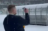 Православный священник освящает стадион "Динамо" / stadium-dinamo.by​