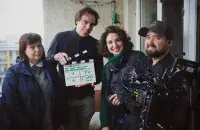 Мара Томкович (в центре) с коллегами во время съемок фильма "Na żywo" / facebook.com/wajdaschool
