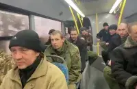 Максім Зязюльчык (другі справа, за мужчынам у чорнай куртцы) сярод вайскоўцаў, якіх Украіна перадала Расіі / &nbsp;svaboda.org
