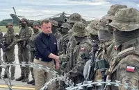 Министр обороны Польши Мариуш Блащак с военными&nbsp;