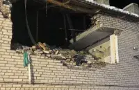 В результате взрыва часть стены обрушилась