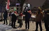 Белорусы с портретами умершего политзаключенного