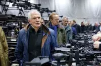 Жозеп Боррель осматривает производство дронов
