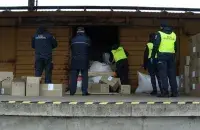 Контрабандные сигареты в вагоне грузового поезда
