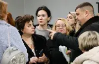 Инна Солдатенко — с телефоном в руках

