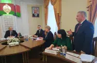 Игорь Сергеенко (слева) на совещании с чиновниками на Витебщине
