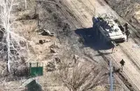 Российских военных привезли на бронетехнике
