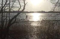 С помощью спасательной доски спасатели добрались до рыбаков
