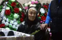 Елена Мироновна Ашурок на прощании с сыном

