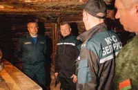 Председатель Гомельского облисполкома Иван Крупко (слева) в блиндаже
