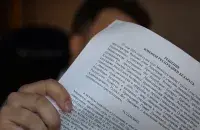 Роман Протасевич показывает решение суда
