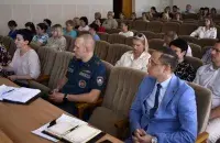 Участники совещания слушают итоги соцопроса
