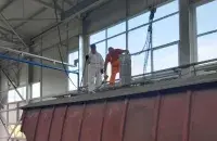 Таможенники использовали специальные костюмы, в которых копали цемент
