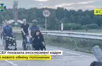 Украинские пленные пересекают белорусскую границу
