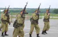 Военные с автоматами, иллюстративное фото
