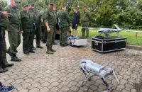 Робот-собака и командиры минской теробороны
