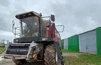 Мужчына не ўтрымаўся на трапе і ўпаў пад колы
