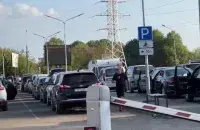 А вот легковушек по-прежнему много
