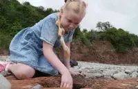 Тиган, школьніца, якая знайшла сляды дыназаўра падчас прагулкі
