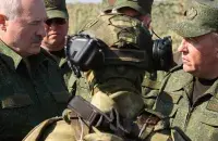 Лукашенко среди военных, иллюстративное фото
