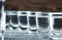 Белорус подделывал водку прямо у себя в гараже
