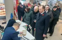 Сергей Сыранков подписывается за выдвижение Лукашенко
