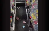 Мусор в салоне автобуса

