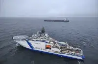 Судно береговой охраны Финляндии следит за нефтяным танкером Eagle S
