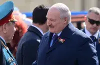 Алексей Ляшкевич (справа) с георгиевской лентой. Москва, 9 мая 2023-го
