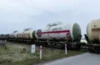 Грузовой поезд с цистернами, иллюстративное фото
