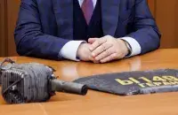 Российский посол и фрагменты беспилотника, прилетевшего из России
