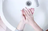 Руки над раковиной