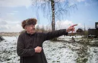 Вон там, куда указывает этот житель Могилёвщины
