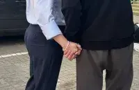 Светлана и Сергей Тихановские держатся за руки

