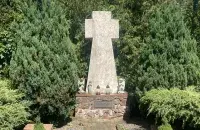 Памятник-крест в деревне Войстом
