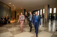 Светлана Тихановская вместе с Франаком Вечёрко и Денисом Кучинским.
