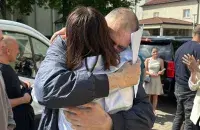 Сустрэча Святланы і Сяргея Ціханоўскіх пасля пяці гадоў зняволення
