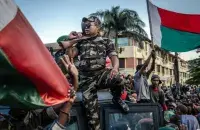 Военные Мадагаскарской армии с протестующими в Антананариву 11 октября 2025 года
