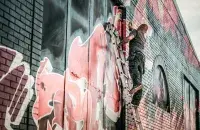 Мужчына, малюючы на сцене графіці
