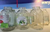 Банки в магазине конфиската
