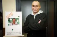 Вячеслав Лазарев после освобождения со своим портретом
